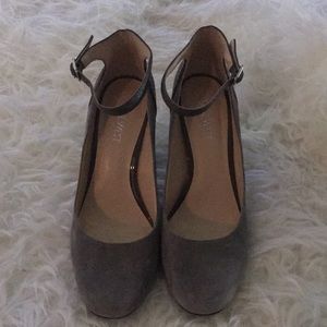 Gray suede and leather snake textured pumps